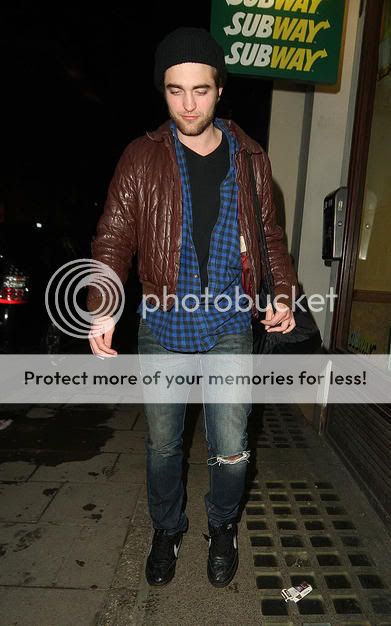 ripped jeans look. the Ripped Jeans trend.